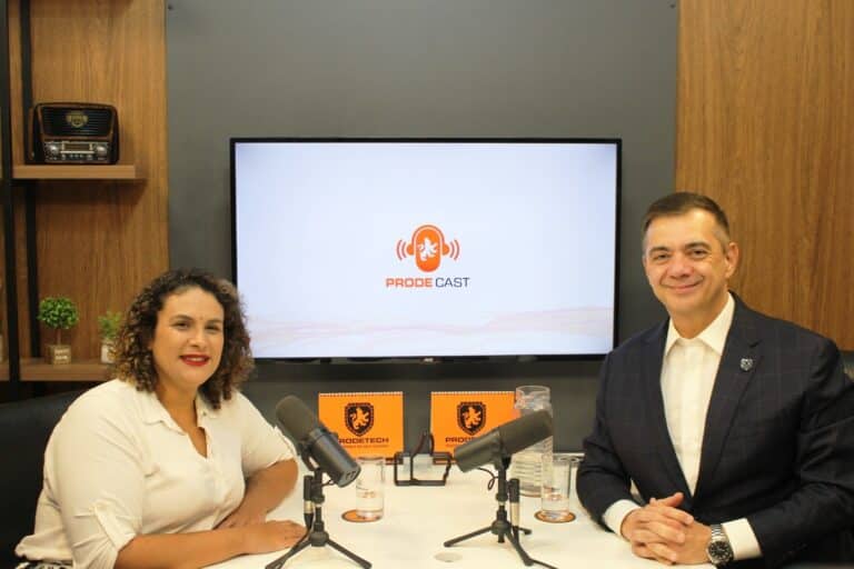 Dois profissionais da segurança sorrindo para a camera